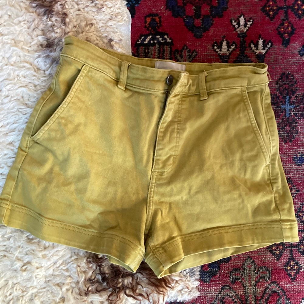 Everlane Utility shorts 10, asparagus green